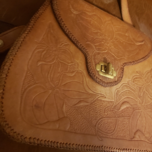70's leather floral purse - Picture 2 of 4